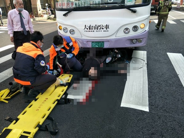 呂姓老翁剛到亡兄靈前捻香，沒想到回程就出車禍死亡。（記者王捷翻攝）