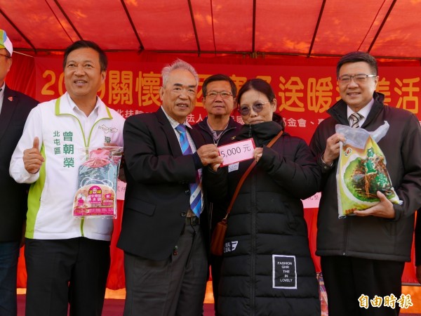 國策顧問李茂盛、民進黨主席卓榮泰頒贈紅包和年貨物資。（記者蔡淑媛攝）
