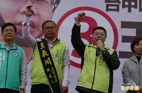 卓榮泰為王義川站台，呼籲用選票守護台灣的力量，讓民進黨改革後，可以在台灣這片土地再站起來。（記者蔡淑媛攝）