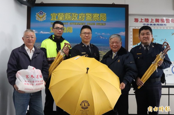 真的是 郝仁 好人義警中隊長捐血又捐愛心傘 生活 自由時報電子報