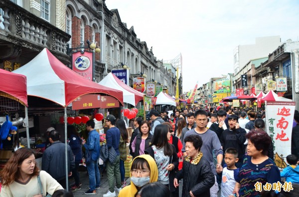 台南新化年貨大街開賣，雖然還沒正式開幕，但已經出現滿滿的人潮。（記者吳俊鋒攝）