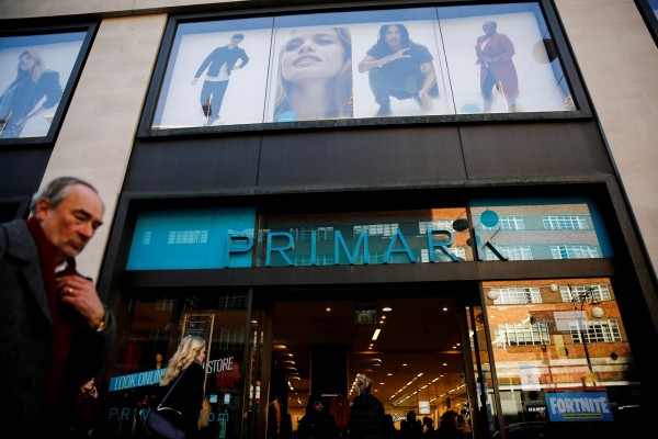 英國艾塞克斯郡科赤斯特的普萊馬克（Primark）服飾店，有顧客買了新襪子卻在裡面發現人骨。圖為英國倫敦的普萊馬克分店。（路透）