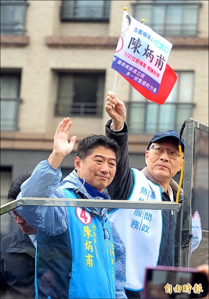 國民黨黨主席吳敦義（右）昨陪同立委候選人陳炳甫車隊掃街拜票。（記者王藝菘攝）