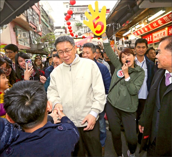 台北立委候選人陳思宇昨到市場拜票，跟在台北市長柯文哲旁邊爭取民眾支持。（中央社）