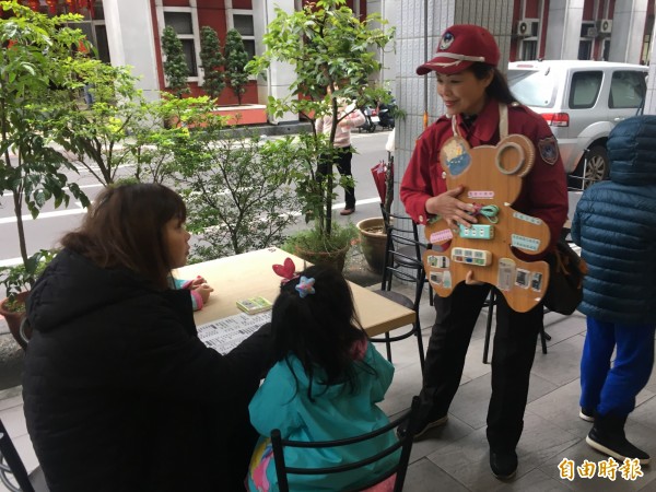 小隊長江錚樺向用餐的母女宣導用電安全（記者吳昇儒攝）