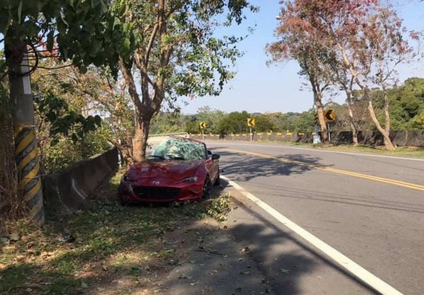 1輛火紅色敞篷跑車行經139線時突然失控衝撞路旁護欄，整輛車嚴重毀損。（記者湯世名翻攝）