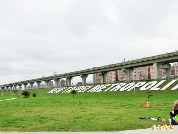 新北市政府高灘地工程管理處將利用大台北都會公園堤防坡度打造滑草場，預計8月完工。（記者陳心瑜攝）