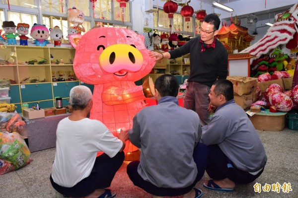 宜蘭監獄花燈班獄友為總統府打造的豬年花燈。（記者張議晨攝）