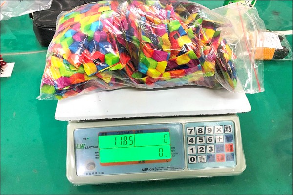 男快速轉身閃人 神探跟蹤破毒窟