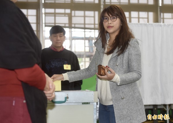 台北市第2選區無黨籍參選人陳思宇前往戶籍所在地投票所投票。（記者簡榮豐攝）