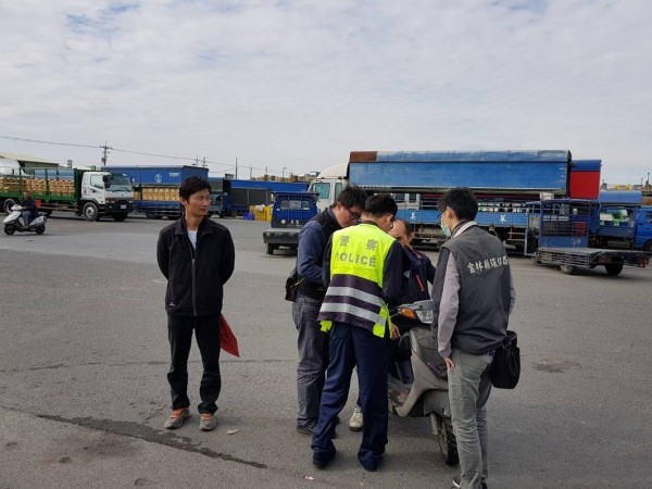 雲林縣環保局加強取締拼裝車及二行程機車，改善西螺果菜市場空品。（記者林國賢翻攝）