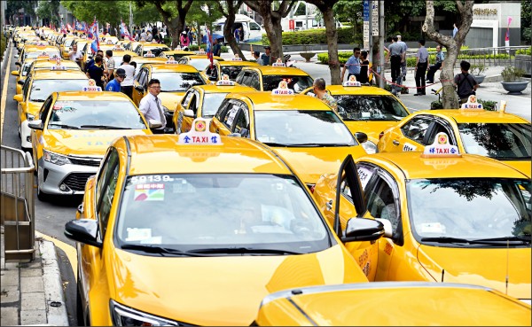 計程車駕駛員工會去年曾包圍交通部，抗議縱放Uber白牌司機接案。（資料照）