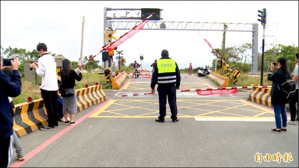 台東 櫻木花道 平交道拍美照警 上鐵軌就罰 地方 自由時報電子報