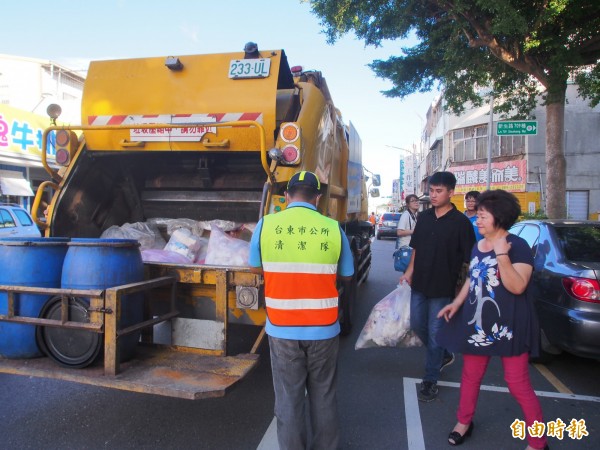台東16鄉鎮市春節期間清運時間不一，民眾傾倒家中垃圾時要注意。（記者王秀亭攝）