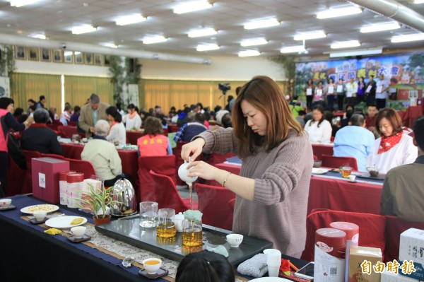 頭份市農會今舉辦農民節慶祝活動，找來22位全國知名茶師傅，擺茶席讓農民現場品茗。（記者鄭名翔攝）