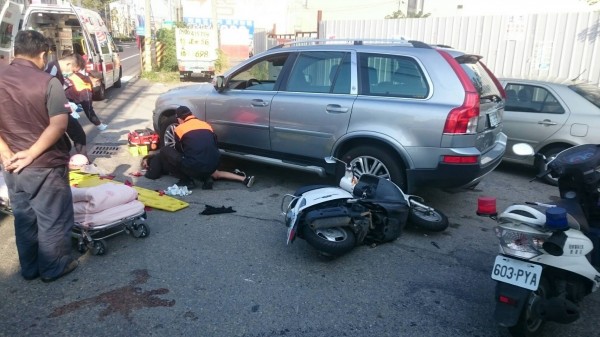 機車在和美鎮彰美路先撞上準備右轉的小貨車，再撞路口停等紅燈的休旅車。（記者劉曉欣翻攝）