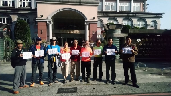 不滿登山管制太多，高屏兩地山友到屏東林管處表達解禁訴求。（邵定國提供）