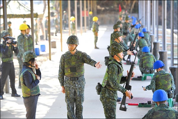 總統蔡英文昨到陸軍台中成功嶺營區慰勉官兵，並巡視新訓實彈射擊。（中央社）