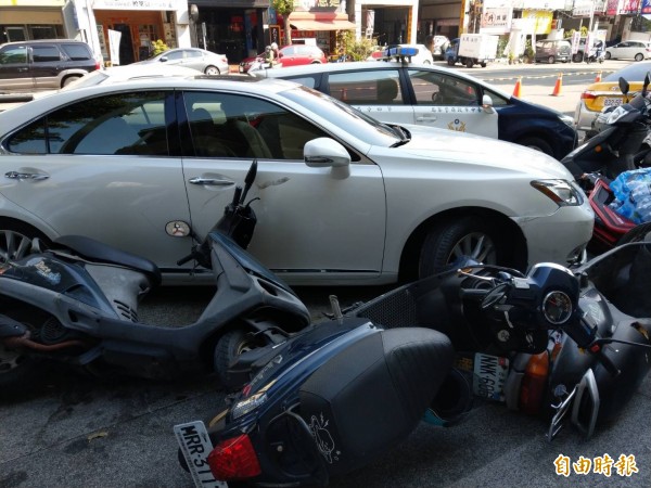 大媽心急又緊張，撞入機車停車區。（記者張瑞楨攝）