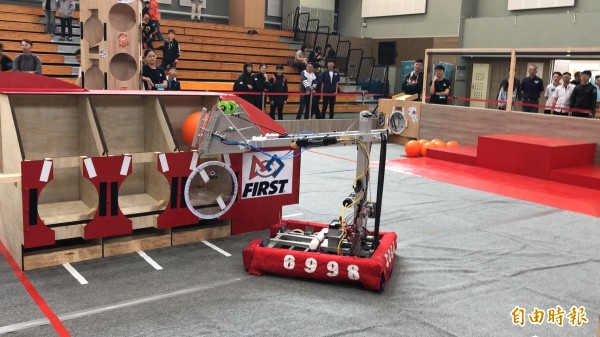 2019FRC（FIRST Robotics Competition）世界機器人競賽台灣練習賽在中科實中舉行，參賽隊伍透過電腦操控機器人投球。（記者歐素美攝）