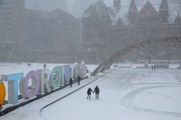 加拿大多倫多從28日中午降下大雪，直到29日凌晨才停止，創下當地51年來單日降雪量的紀錄。（路透）