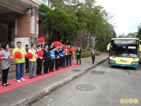 國立暨南國際大學公車進校園今正式通車，方便師生及一般民眾搭乘。（記者佟振國攝）