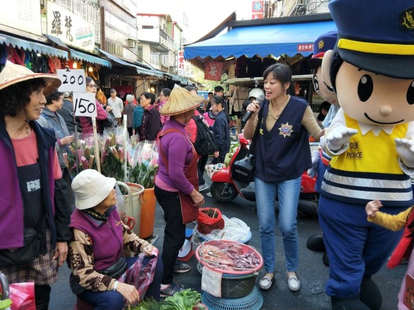 宜蘭縣警方今到人潮多的南館市場宣導防搶，可愛版的大頭娃娃深受婆媽歡迎。（記者張議晨翻攝）