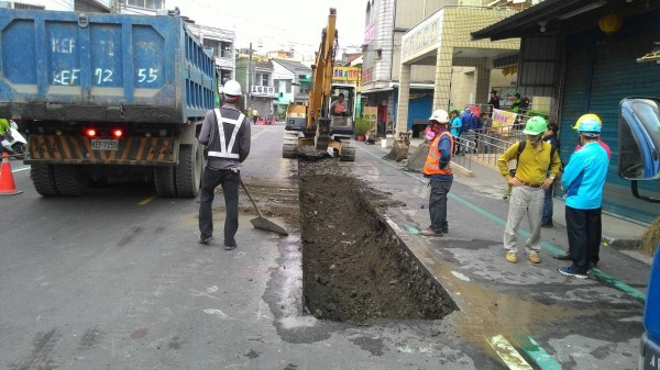 自來水公司今天早上拂曉施工開挖道路，引起不少地方人士關切。（記者陳彥廷翻攝）