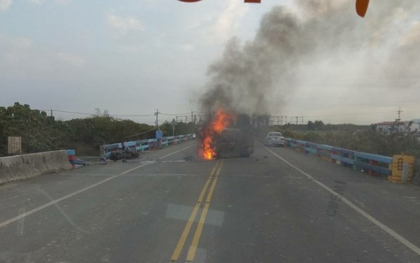 台南市六甲區165線洗布埤橋，早上8點發生轎車和機車車禍2傷，轎車翻覆後起火燃燒。（記者楊金城翻攝）