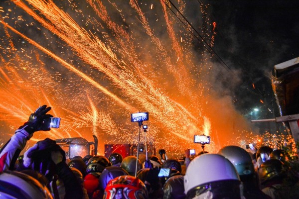 元宵賞燈節衝蜂炮，南市觀旅局推出8大套裝遊程與18大住宿優惠，不必擔心交通、停車問題，盡情體驗豐富多元的月津風情。（圖由南市觀旅局提供）