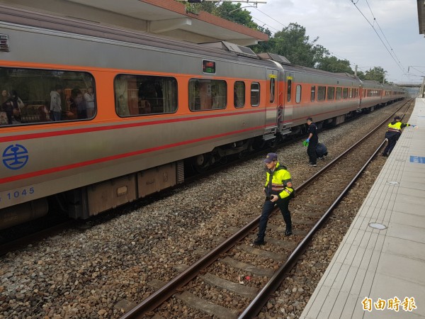 台鐵苗栗南勢站今天下午發生男子跳軌遭撞死意外，警方到場處置，封鎖東線，兩線暫停，計影響11列次429分、旅客約5430人。（記者彭健禮攝）