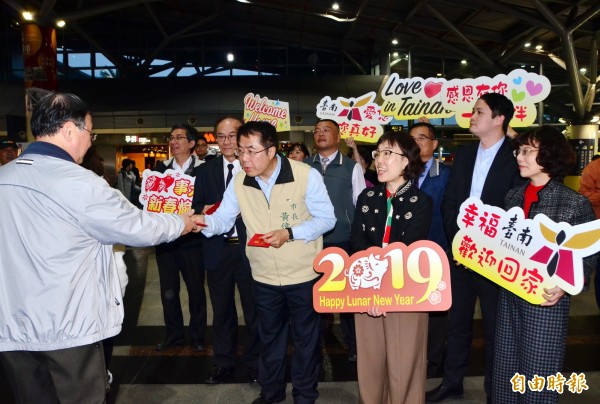 市長黃偉哲發放新春紅包給返鄉的旅客。（記者吳俊鋒攝）