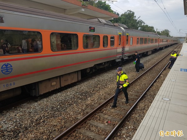 台鐵122次北上自強號今天下午3點19分通過苗栗南勢站西線時，一名男子從月台上跳下，遭列車撞死，警方獲報到場處理。（記者彭健禮攝）