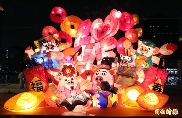 豬年花燈絢爛。（記者黃旭磊攝）