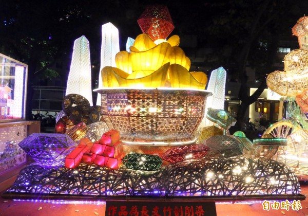 金元寶符合發財意象。（記者黃旭磊攝）