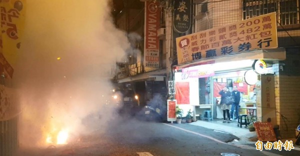 今晚大樂透3.8億落在台南，彩券行放鞭炮，民眾登門祝賀。（記者洪瑞琴攝）