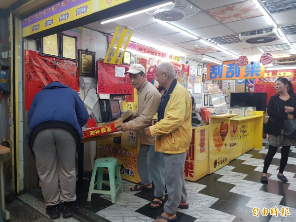 今晚大樂透3.8億落在台南，彩券行放鞭炮，民眾登門祝賀。（記者洪瑞琴攝）