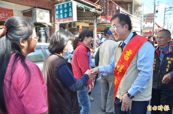 市長黃偉哲走動式拜年，逐一與排隊民眾握手、問候。（記者吳俊鋒攝）