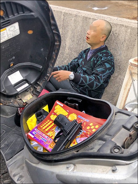 39歲男子吳上維前晚到去年刮中百萬的高市彩券行，搶走162張刮刮樂，15小時後，在雲林縣落網。（記者陳文嬋翻攝）