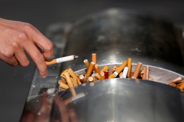 夏威夷議會提出新法案，擬在2024年限制只有100歲以上才能買菸。（路透）