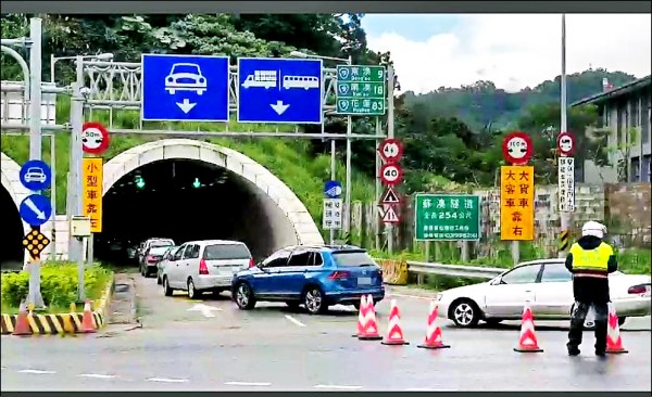 昨天年初一，蘇花改入口清晨就湧現車潮，車輛排隊進入蘇澳隧道。（記者游明金翻攝）