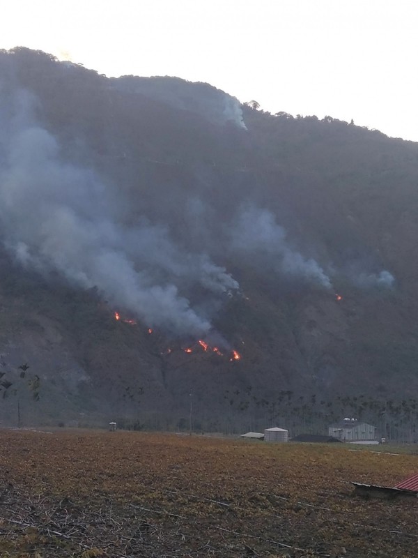 南投信義鄉山區出現大火，現場因地勢險要灌救不易，到了傍晚火勢仍未熄滅。（記者劉濱銓翻攝）