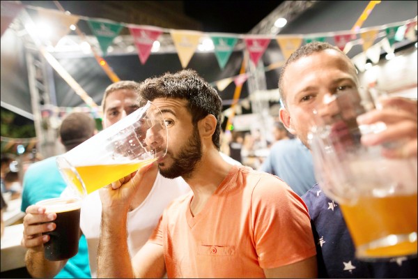 據英國和德國科學家最新研究，若混飲酒精飲料，飲用的順序對喝酒者隔天或幾小時後一覺醒來時宿醉的程度並無影響。（資料照，法新社）