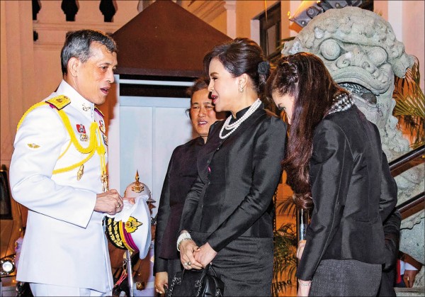 泰王瓦吉拉隆功（左）與烏汶叻公主（右二）2016年10月17日在曼谷大皇宮參加亡父蒲美蓬的功德法會。（歐新社檔案照）