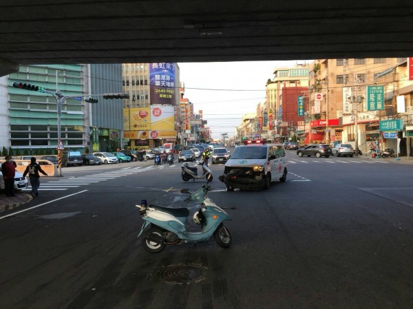 醫院救護車與小客車在沙鹿陸橋下方相撞。（記者歐素美翻攝）