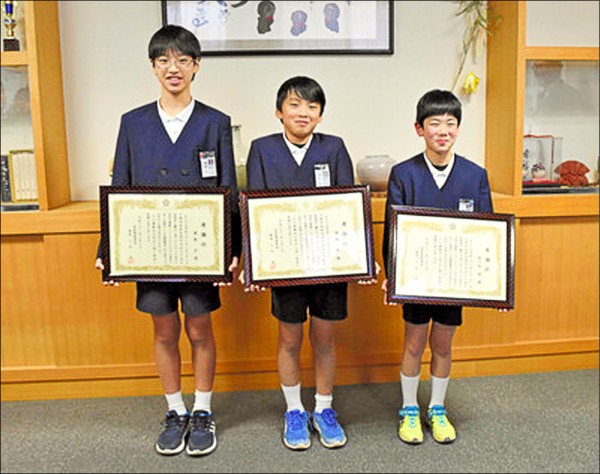 由左至右為小五生豬熊空（11歲）、小四生豬熊翼（豬熊空的弟弟，10歲）、小四生佐佐木惇（9歲）。（取自網路）