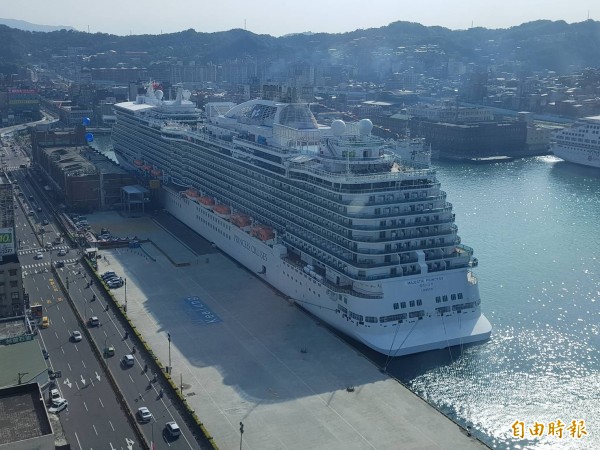 基隆港郵輪旅客人次去年突破一百萬，不敷使用的基隆港東岸旅客大樓，旅客大樓將進行改建（郵輪旁碼頭空地）已經發包近日動工，最快今年9月底完工。（資料照，記者俞肇福攝）