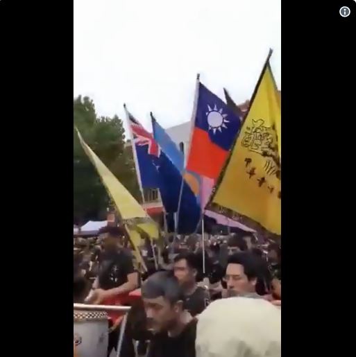 澳洲華人近日在墨爾本舉行的農曆新年遊行上，揮舞台灣國旗而不敢拿出五星旗，似乎是害怕和中國富豪黃向墨一樣被澳洲政府取消永久居留權。（圖擷取自推特）