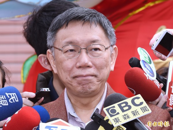 台北一名男子一大早爬到麥帥二橋的邊緣上，喊著要見台北市長柯文哲。（資料照）