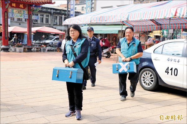 善化分駐所警員將香油錢送回慶安宮。
（記者萬于甄攝）